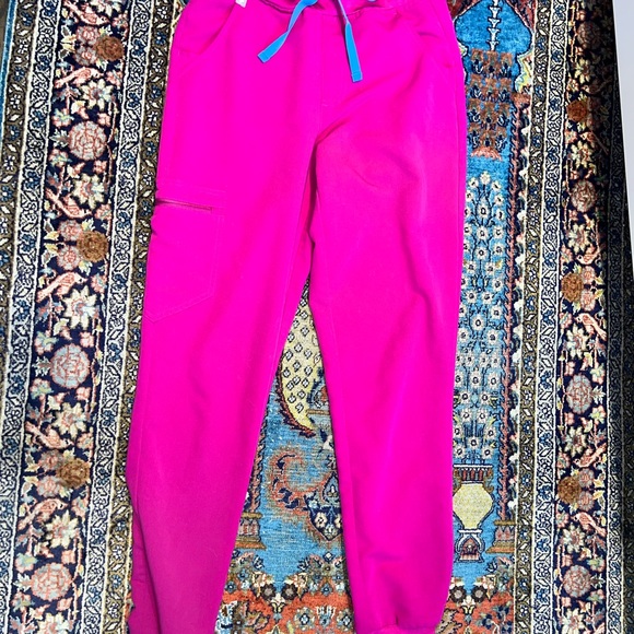 Figs Raspberry Sorbet Scrub Set- Women’s XS/XS - Picture 3 of 5